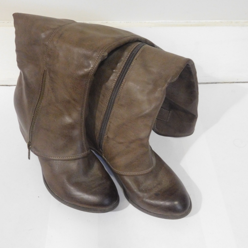 Knee High Boot. Brown